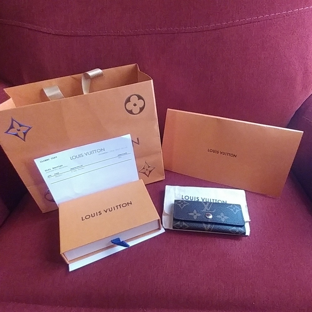 Authentic Louis Vuitton 4 Key holder